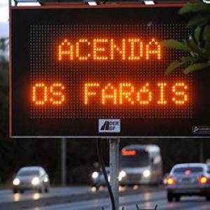 Justiça libera aplicação de multas por farol desligado em rodovias sinalizadas